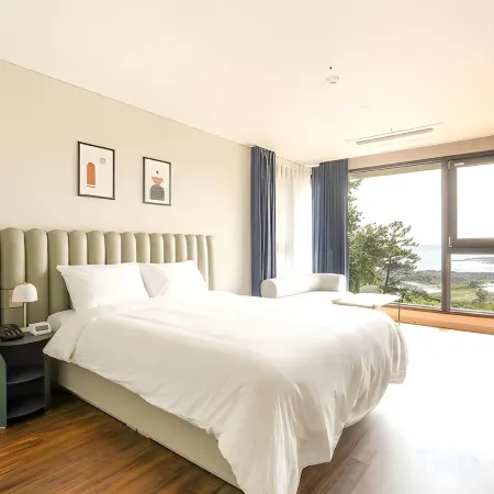 Hotel Seogwipean Отели рядом с достопримечательностью «Храм Хелимса»
