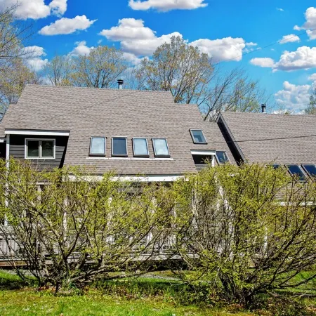 Mt Snow Getaway - 3 Bedroom Chic Condo - Community Pool and Tennis