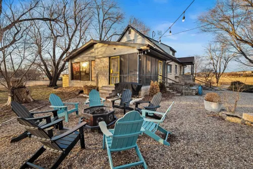Sherwood Farmhouse: Hot Tub + King Beds + Pet Friendly