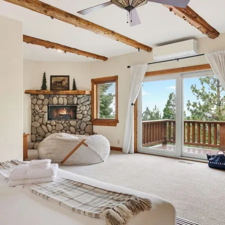 Pines & Stone by Avantstay Heated Pool + Hot Tub + Fire Pit + Fish Pond Mins to Lake + Village