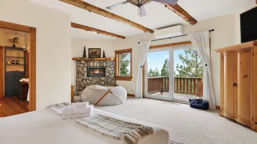 Pines & Stone by Avantstay Heated Pool + Hot Tub + Fire Pit + Fish Pond Mins to Lake + Village