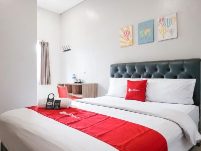 RedDoorz Near Ciputra Golf Surabaya