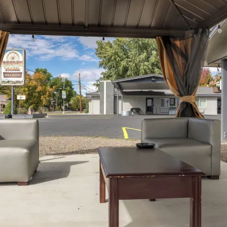 Oregon Trail Inn and Suites