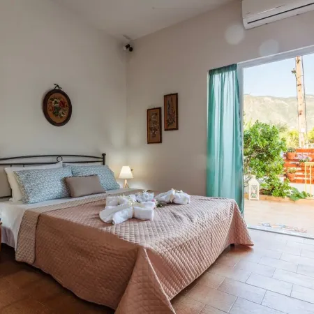Summer Rose Garden Getaway - A step to the Beach