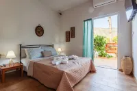 Summer Rose Garden Getaway - A step to the Beach - บังกะโล