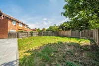Aylesbury - Sleeps 6 - Parking - Central Location - 2-Star