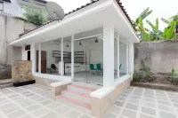 RedDoorz Premium Near Stasiun Lenteng Agung -  อินน์