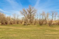Peaceful Prairie Living! Rural Willow City Apt - Alloggi