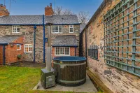 Brand Hill Cottage with Woodfired Hot Tub - 2-Star
