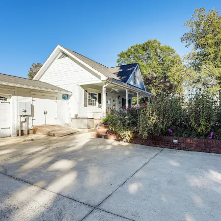 Heart of Historic Chickamauga! Chic Studio w/ Pool