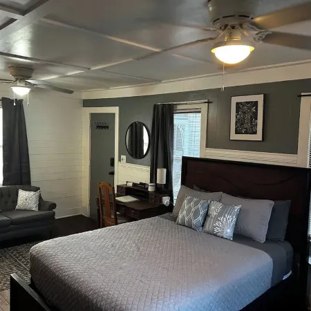 Cute Cottage-Historic District