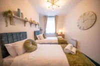 2 Bed Refurbished apartment/ Parking/ Pet Friendly - Hot Tub