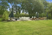 Enjoy Quiet Nights With A Fireplace In Bellport 3 Bedroom Home - piscina