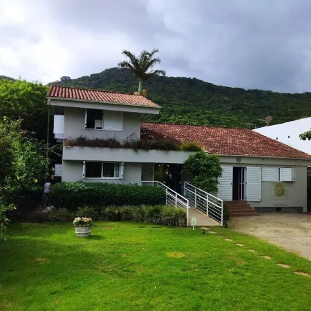 Nômades Vibe da Ilha - Adventure Hostels & Coworking
