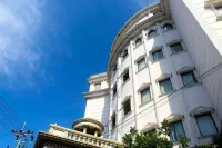 Quds Royal Hotel Surabaya فنادق في Burneh