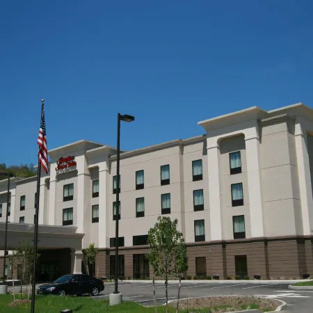 Hampton Inn & Suites Warren