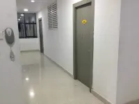 Cosy Room with Private Bath and Work Desk Hotels in 