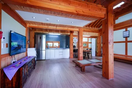 Yeongam Namhyangjae Hanok Experience Pension Отели рядом с достопримечательностью «Daebul University»