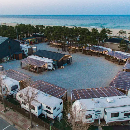 Yangyang Hajodae Campingcar Отели рядом с достопримечательностью «Пляж Хаджодэ»
