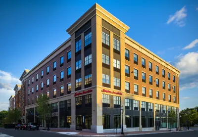 Hampton Inn & Suites Portsmouth Downtown Các khách sạn gần Sheafe Warehouse