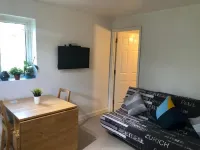Small Modern Comfortable 2 Bedroom Apartment (Cmyr)