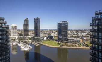 Docklands High Level 1 Bedroom Apartment with Pool by KozyGuru