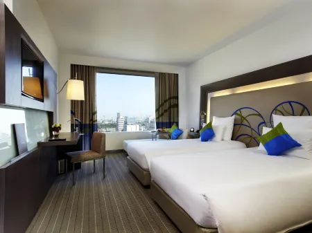 Four Points by Sheraton Bangkok Ploenchit Sukhumvit Отели рядом с достопримечательностью «Si Yan Wimol Commercial School»