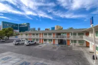 Motel 6-Las Vegas, NV - Tropicana Hotel berhampiran The Palazzo Pool Deck