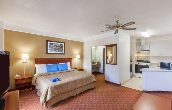 Days Inn & Suites by Wyndham NASA Space Center Houston