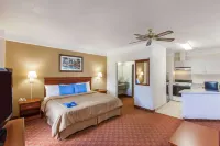 Days Inn & Suites by Wyndham NASA Space Center Houston - Hot Tub