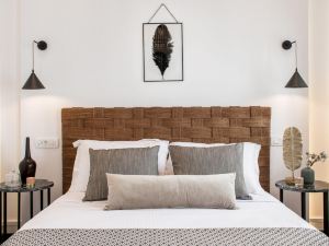 Amelot Art Suites Santorini Elegant Suite Caldera View with Outdoor Heated Jacuzzi