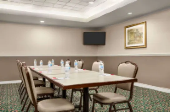 Ramada by Wyndham Niagara Falls Near the Falls