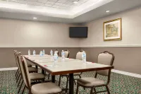 Ramada by Wyndham Niagara Falls Near the Falls