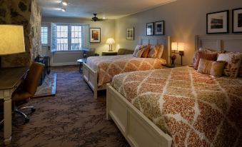 a bedroom with two beds , one on the left and one on the right side of the room at Mountain Lake Lodge