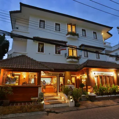 Sripat Guesthouse Hotels near Sompet Market