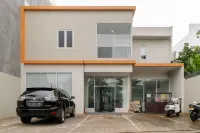 RedDoorz Near Puri Indah Mall Hotels near Warung Kong Samsil