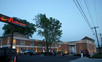 Aashram Hotel by Niagara River