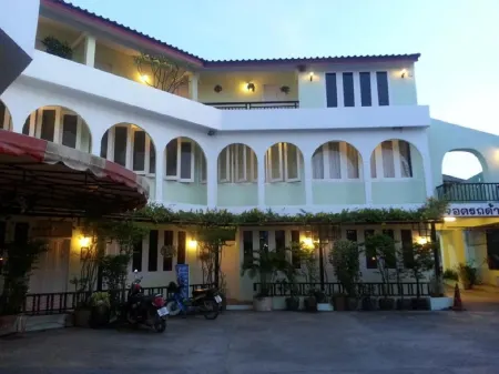 Casa Holiday Hotel Отели рядом с достопримечательностью «Wat Phra Si Rattana Mahathat»