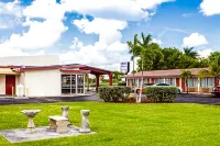 Econo Lodge Inn & Suites