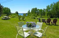 Pinewood Inn - Motels