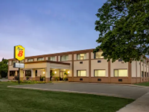 Super 8 by Wyndham Sarnia on Hotels in Sarnia