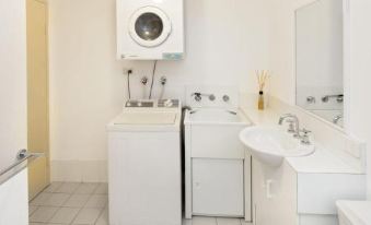 Cascades 3 - Studio Apartment l Free WiFi l Central Location l Bath
