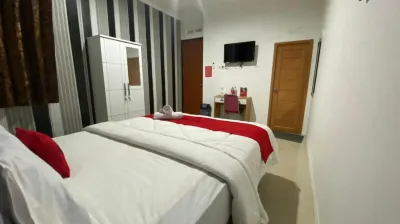 RedDoorz Plus @ Rawamangun Hotels in East Jakarta