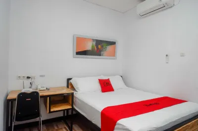 RedDoorz Plus Near Patung Kuda Undip Hotels in Sumurboto