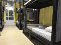 The Good Travelers Hostel - KL Airport Hotel di 