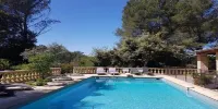 Le Domaine d'Alezen Hôtels à : Cornillon-Confoux