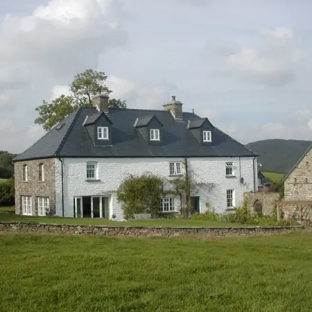 Alltybrain Farm Cottages and B&B Отели рядом с достопримечательностью «Замок Брекон»