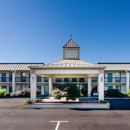 Quality Inn Troutville - Roanoke North Отели в г. Ботетот