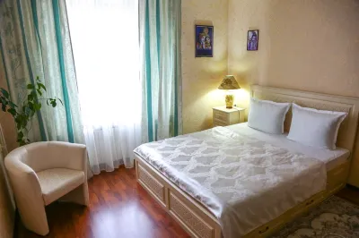 Malahitovaya Mini-Hotel Hotel dekat Naberezhnaya Gordskogo Pruda N. Tagila