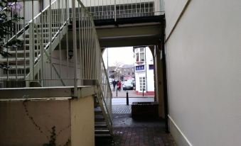 Riverside Court Apartment - Housity